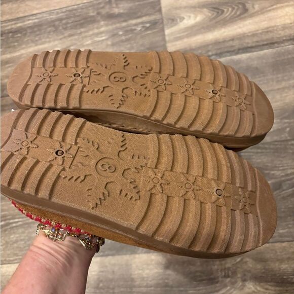 White Mountain Tan Suede Slippers Shoes with Red Trim Size 8 - Picture 3 of 4